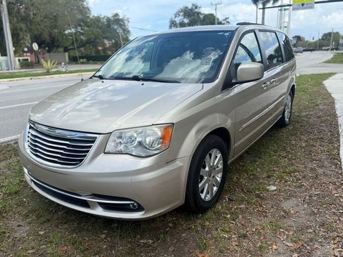 Used 2015 Chrysler Town & Country Touring image 1