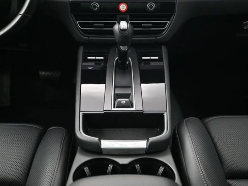 Certified 2024 Porsche Macan AWD/4WD image 10