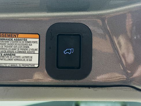 Used 2017 Toyota Sienna XLE Premium FWD image 32