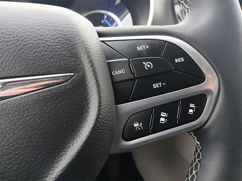 Used 2023 Chrysler Pacifica Touring-L image 31