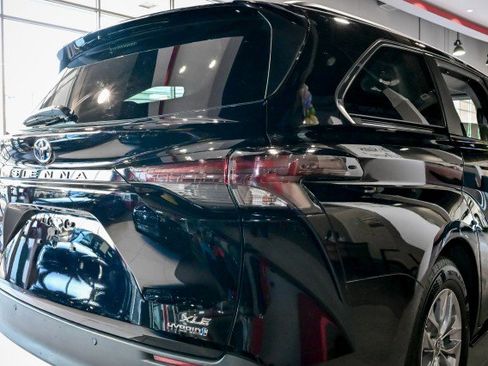 Used 2023 Toyota Sienna XLE image 11