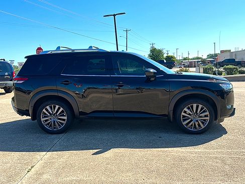 Used 2024 Nissan Pathfinder SL w/ SL Premium Package FWD image 9