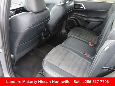 Used 2024 Mitsubishi Outlander SE image 15