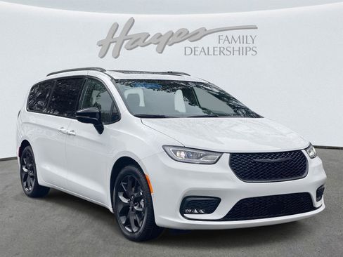 New 2026 Chrysler Pacifica Limited image 2