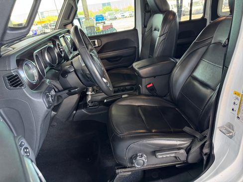 Used 2019 Jeep Wrangler Unlimited Sahara AWD/4WD image 9