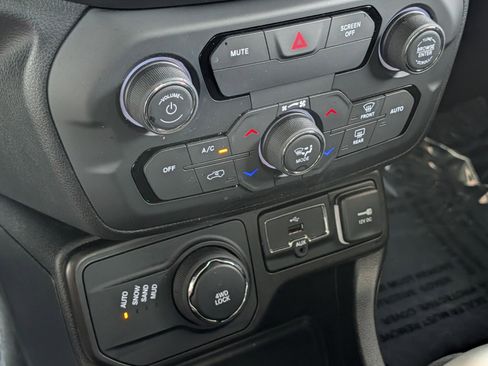 Used 2019 Jeep Renegade Limited AWD/4WD image 25