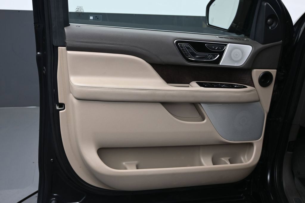 Used 2022 Lincoln Navigator L Reserve AWD/4WD image 11