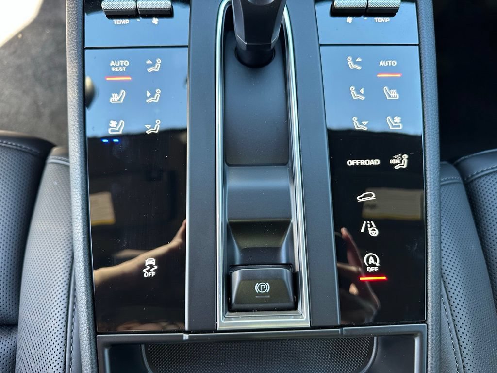 Certified 2026 Porsche Macan AWD/4WD image 24
