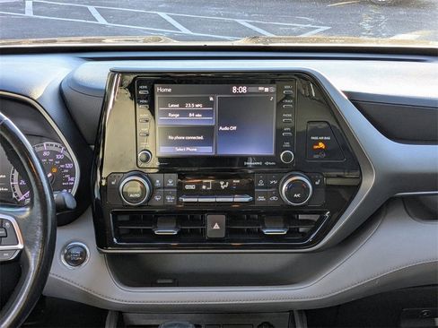 Used 2022 Toyota Highlander XLE image 18