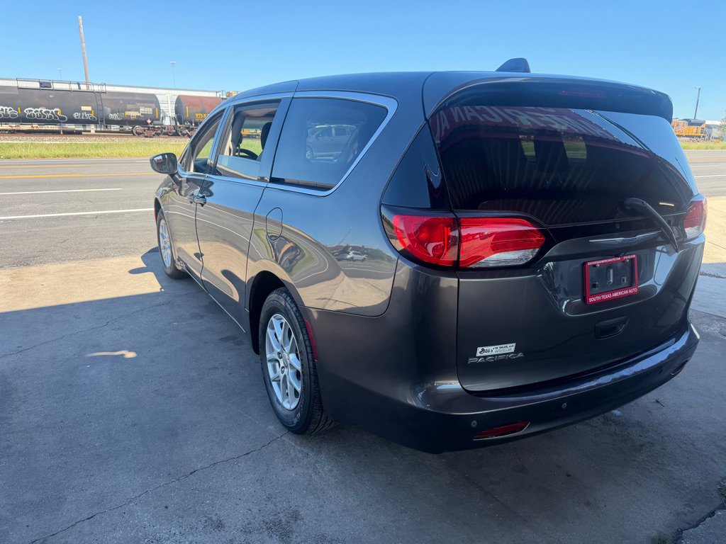 Used 2018 Chrysler Pacifica Touring FWD image 7