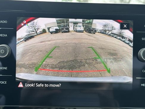 Certified 2025 Volkswagen Jetta SE w/ Sunroof Package image 13