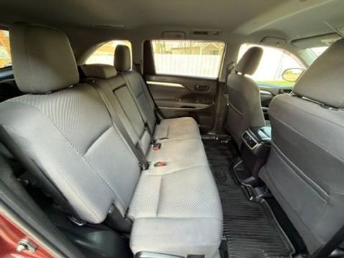 Used 2019 Toyota Highlander LE AWD/4WD image 29