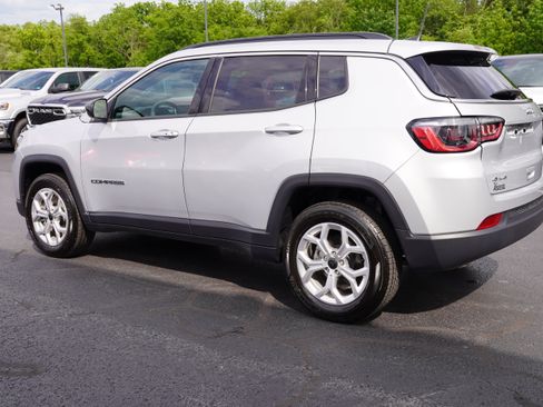 Used 2025 Jeep Compass Latitude w/ Sun & Sound Group AWD/4WD image 8