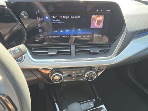 Used 2025 Chevrolet Trax LT FWD image 30