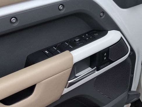 Used 2020 Land Rover Defender 110 HSE image 10