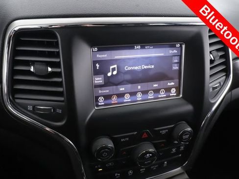 Used 2018 Jeep Grand Cherokee Laredo AWD/4WD image 4