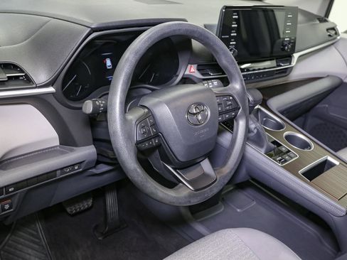Certified 2023 Toyota Sienna LE image 23
