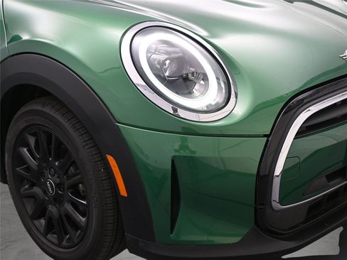 Used 2022 MINI Cooper 2-Door Hardtop image 10