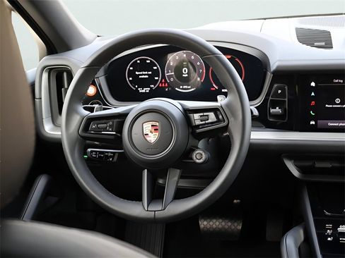 Used 2025 Porsche Cayenne Coupe image 20