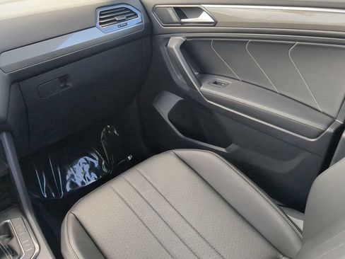 Certified 2022 Volkswagen Tiguan SE R-Line FWD image 16