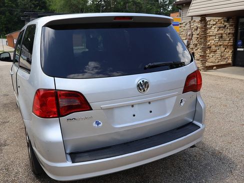 Used 2010 Volkswagen Routan SE FWD image 7