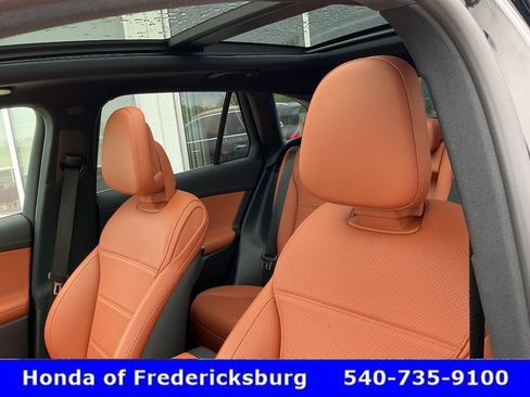 Used 2025 Mercedes-Benz GLC 300 4MATIC image 31