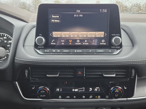 Used 2021 Nissan Rogue SV w/ Premium Package image 11