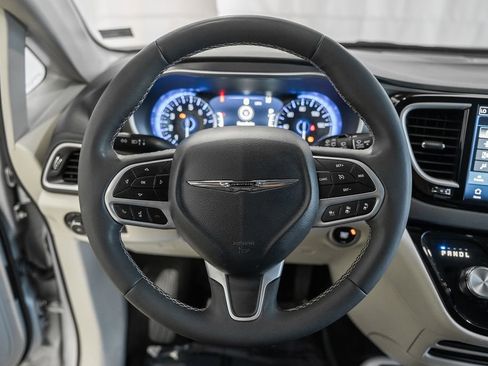 Used 2024 Chrysler Pacifica Touring-L FWD image 34