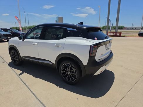 New 2026 Nissan Kicks SR w/ SR Premium Package FWD image 4