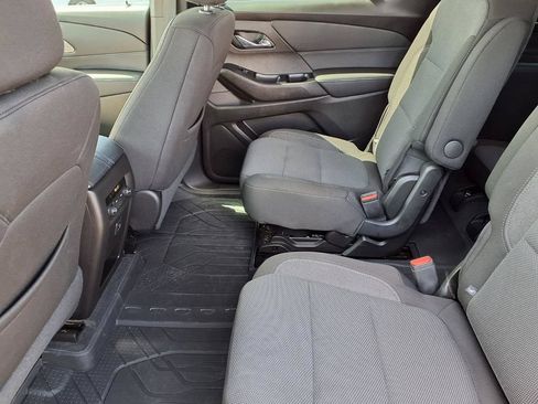 Used 2023 Chevrolet Traverse LT FWD image 12