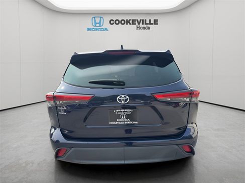 Used 2023 Toyota Highlander XLE image 3