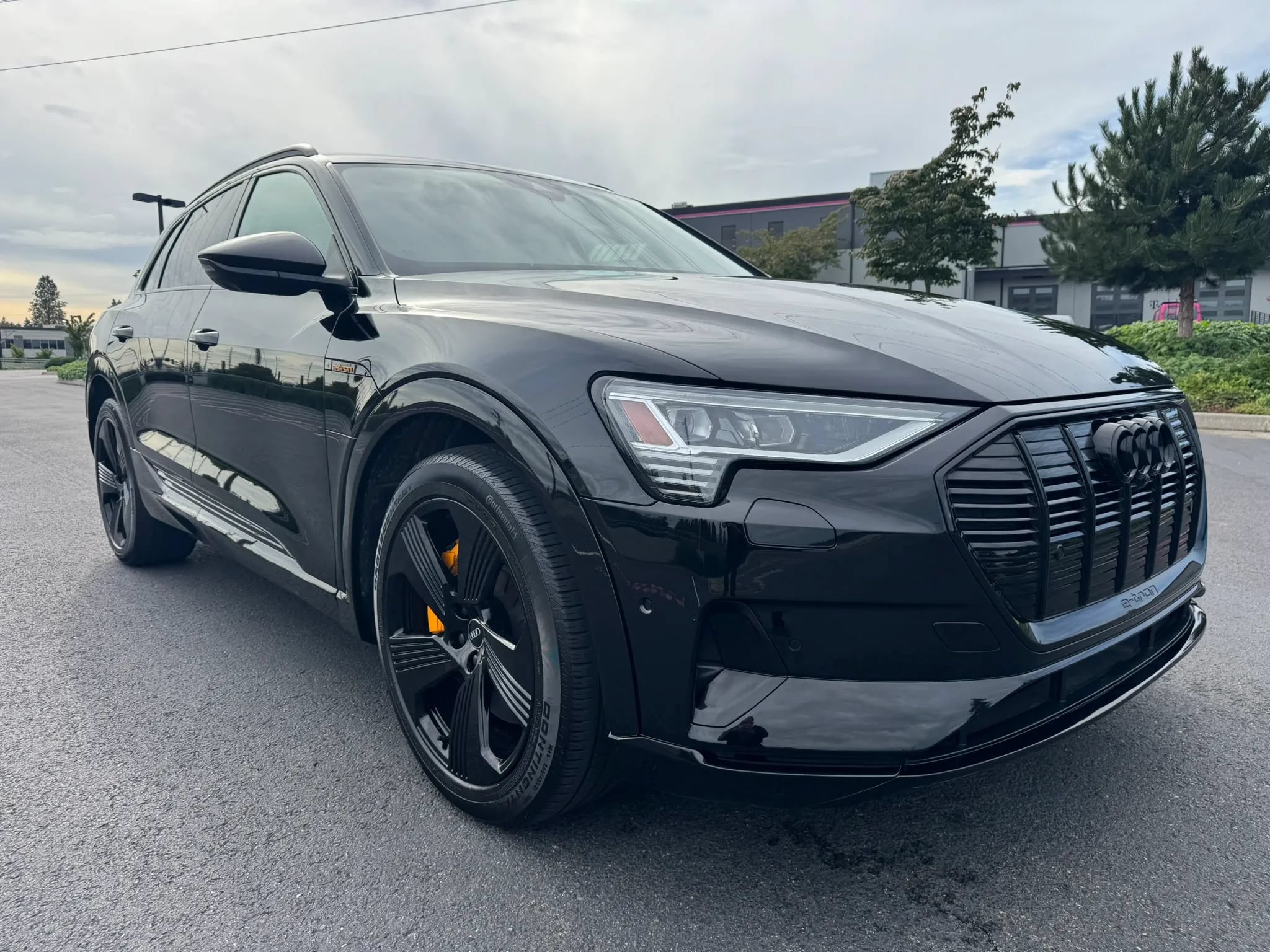Used 2022 Audi e-tron Premium Plus w/ Premium Plus Package AWD/4WD image 2