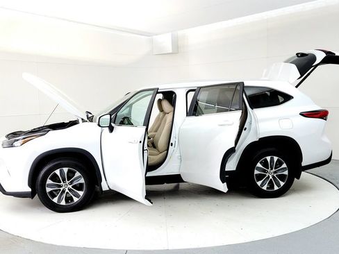 Used 2023 Toyota Highlander XLE AWD/4WD image 10
