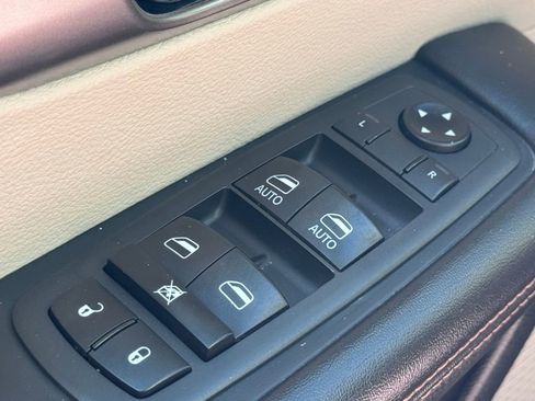 Used 2020 Chrysler Pacifica Touring-L image 25