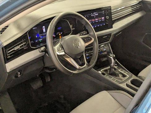 Used 2025 Volkswagen Jetta SE image 9