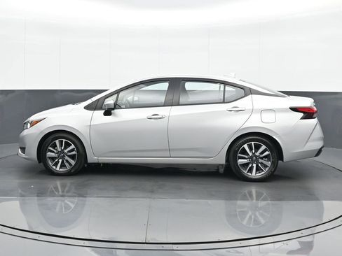 Used 2023 Nissan Versa SV image 3