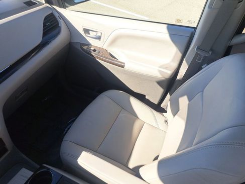 Used 2020 Toyota Sienna Limited image 12