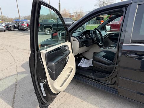 Used 2017 Dodge Grand Caravan SXT w/ Driver Convenience Group image 15