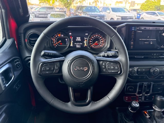 Used 2025 Jeep Wrangler Unlimited Rubicon w/ Convenience Group AWD/4WD image 15