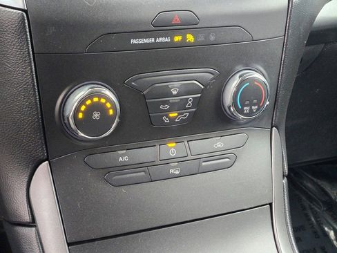 Used 2019 Ford Edge SE image 24