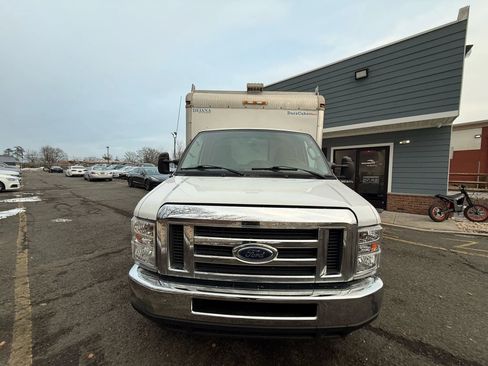 Used 2018 Ford E-350 and Econoline 350 Super Duty w/ Power Windows & Locks Group image 2