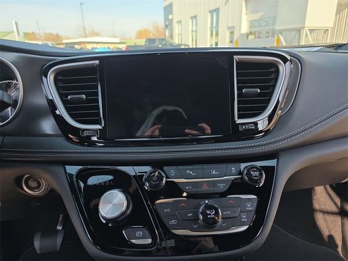 New 2026 Chrysler Pacifica Select image 21