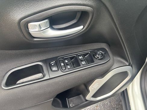 Used 2019 Jeep Renegade Latitude w/ Cold Weather Group image 10