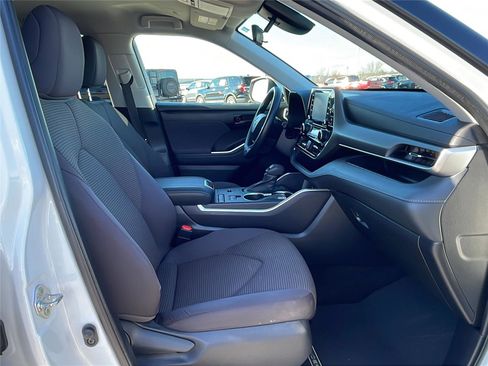 Used 2022 Toyota Highlander L image 14