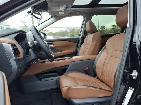 Used 2025 Nissan Rogue Platinum w/ Tech Package image 16