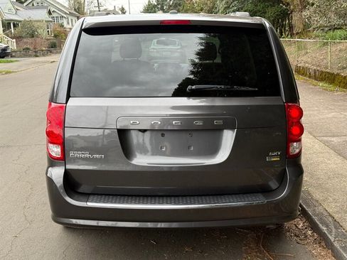 Used 2017 Dodge Grand Caravan SXT image 5