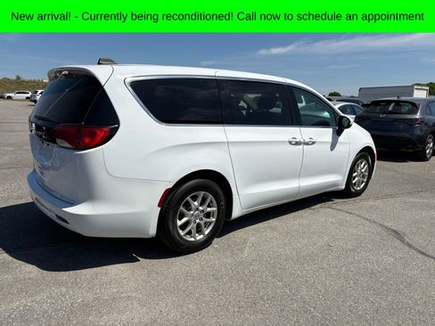 Used 2023 Chrysler Voyager LX image 3
