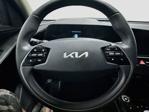 Used 2025 Kia Niro EX w/ EX Cold Weather Package FWD image 11