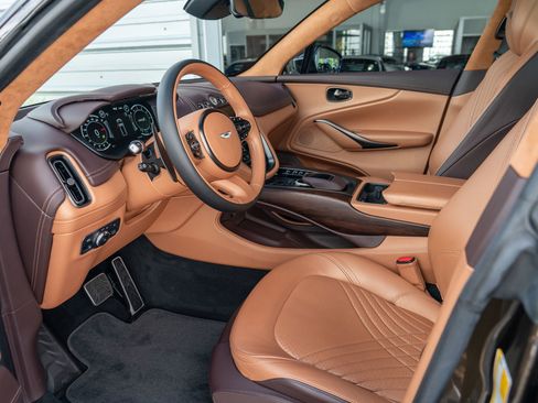Used 2021 Aston Martin DBX image 12