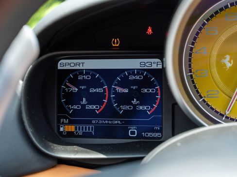 Used 2018 Ferrari California T RWD image 37